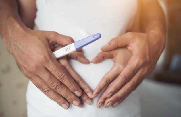 Couple consulting doctor for Best Infertility Treatment in Dubai at Lakeshore Hospital with personalized IVF care