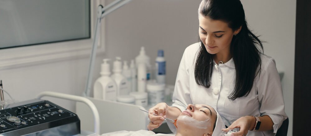 Advanced treatment room at the Best Aesthetic Clinic in Dubai with modern aesthetic equipment.