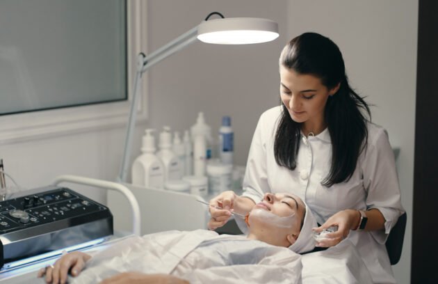 Advanced treatment room at the Best Aesthetic Clinic in Dubai with modern aesthetic equipment.
