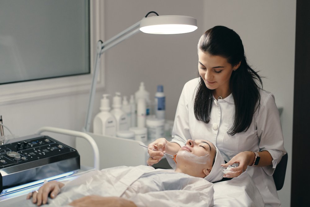 What Causes Acne Scars and How Can They Be Treated Acne Scar Treatment in Dubai? – Lakeshore Aesthetic & Wellness Center, Dubai Advanced treatment room at the Best Aesthetic Clinic in Dubai with modern aesthetic equipment.