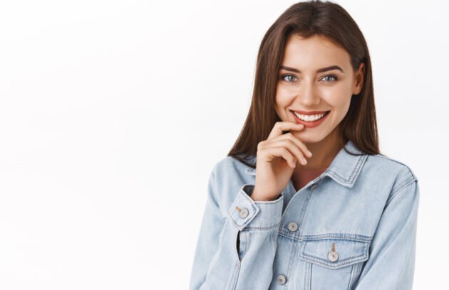 Hollywood Smile vs dental veneers in Dubai, showing cosmetic dentistry options for a brighter and more balanced smile